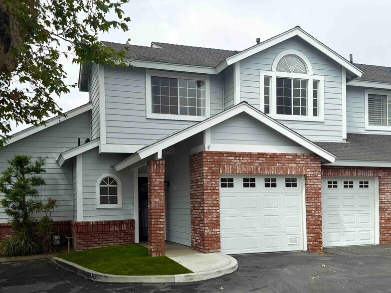 Building Photo - 2057 Tustin Ave
