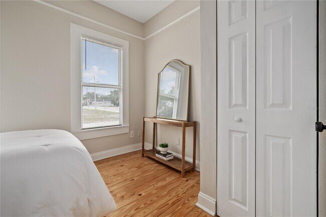 Building Photo - 2506 1/2 E Columbus Dr