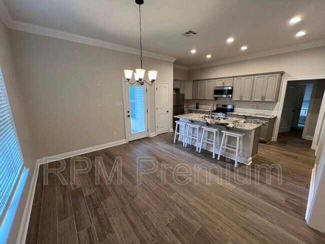 Building Photo - 6212 Lake Edge Dr