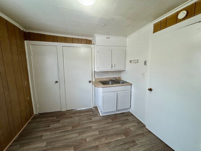 Building Photo - Ready to show!