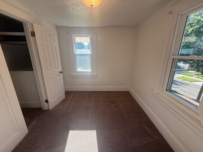 Building Photo - 560 Lovers Ln