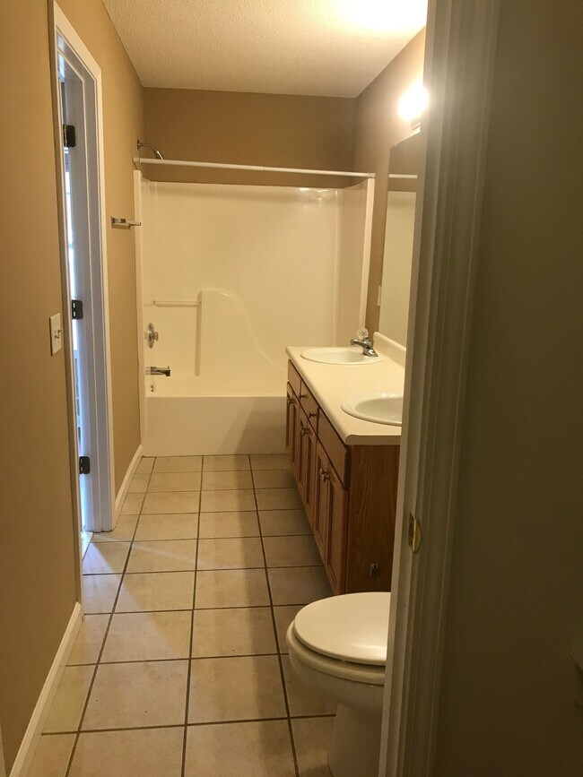 Building Photo - 814 King Arthur Dr