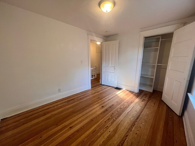 Building Photo - 845 Capen St NE