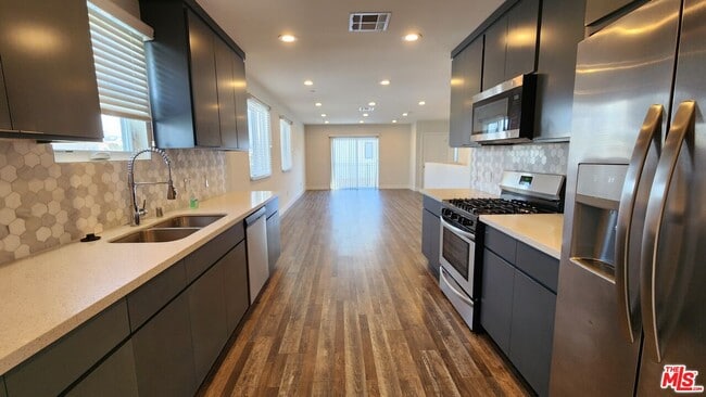 Building Photo - 1255 N Kingsley Dr