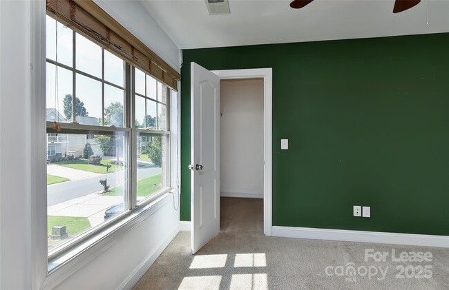 Building Photo - 549 Daventry Ct