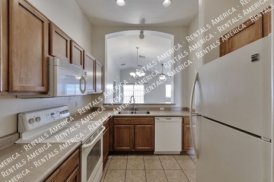 Building Photo - 6615 E Splendid Ln