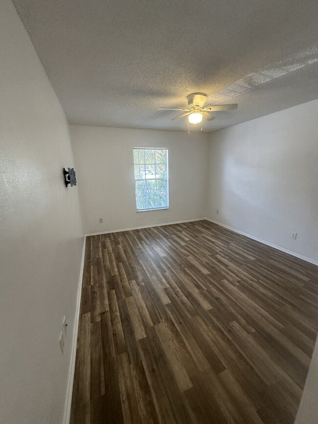 Building Photo - 7355 Parkside Villas Dr N