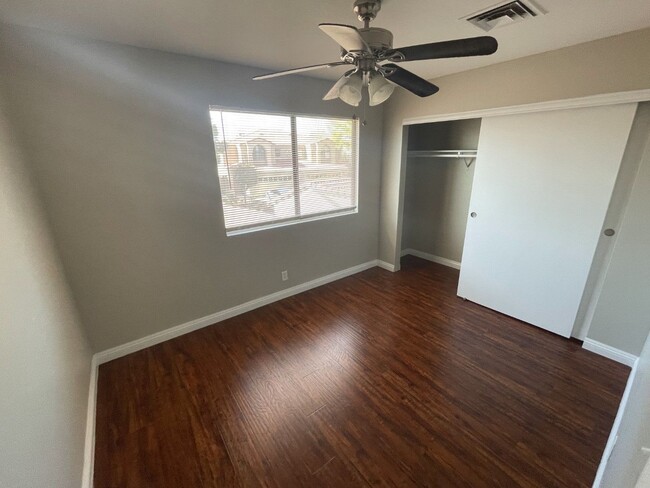 Building Photo - 3 Bed/ 2.5.Ba 2 story townhome , Gated Com...