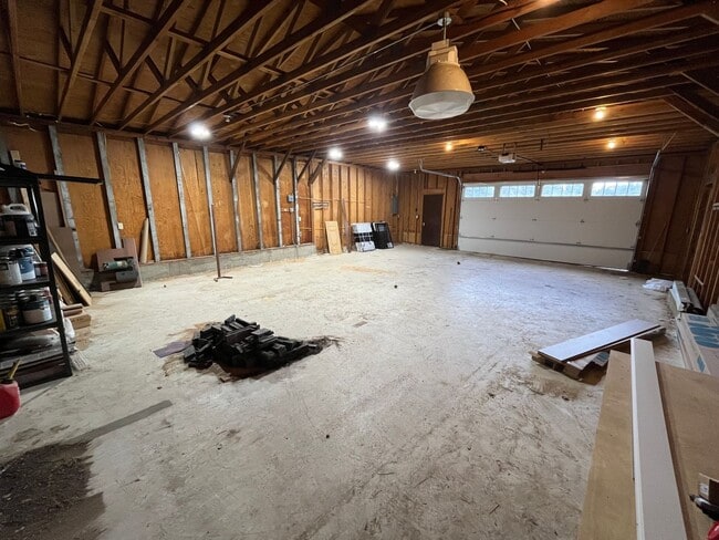 Building Photo - Amazing 4 Bed/3 Bath Home on One Acre with...