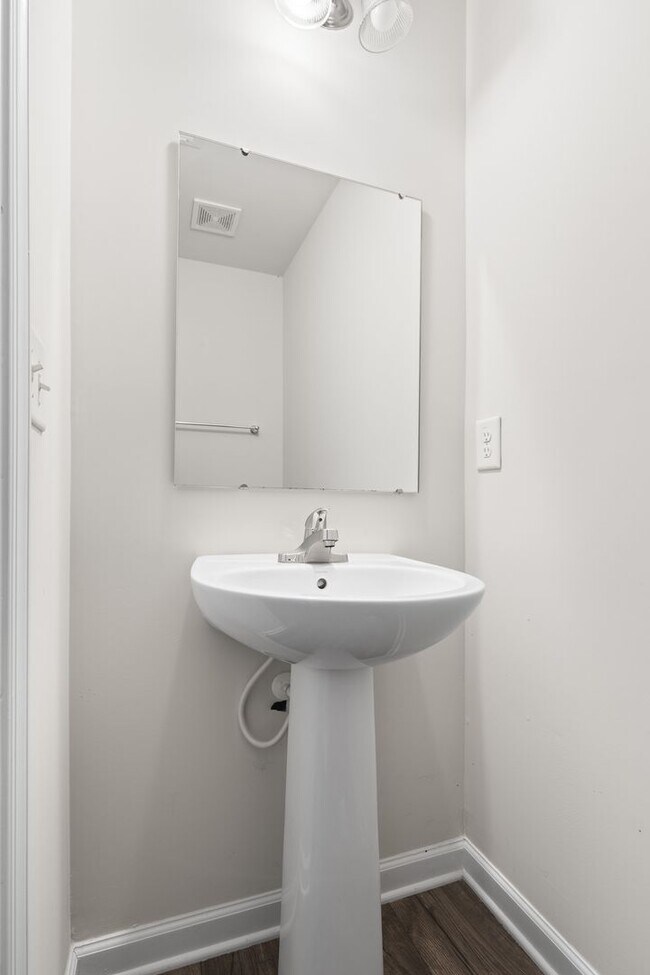 Building Photo - 4 Bed, 2.5 Bath, 2 Car Garage Near Everyth...