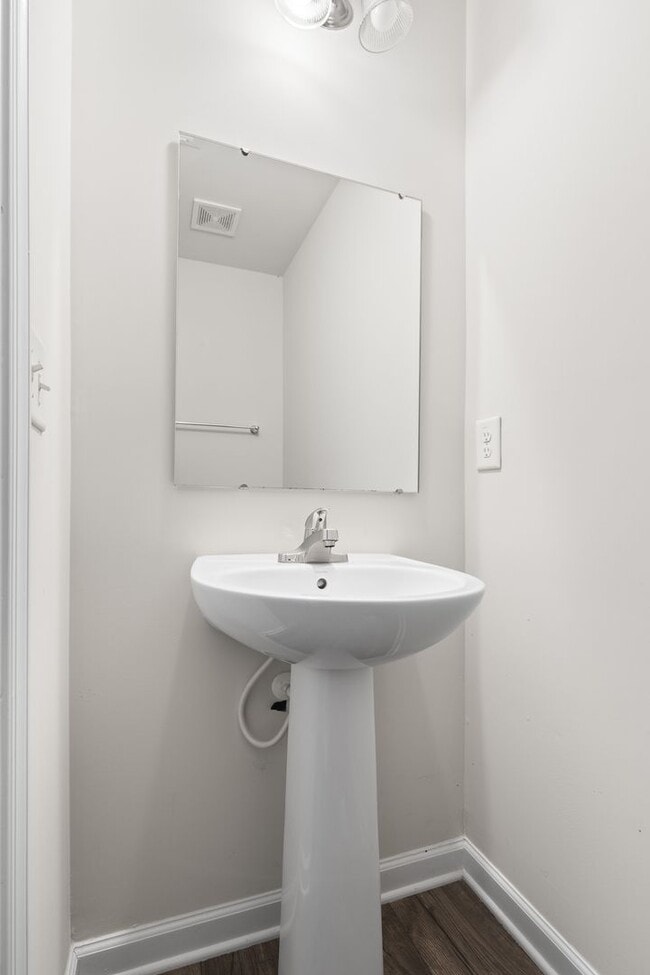 Building Photo - 4 Bed, 2.5 Bath, 2 Car Garage Near Everything in Durham!