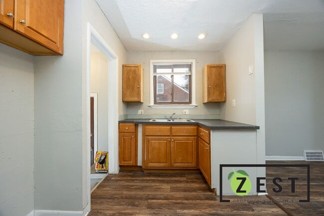 Building Photo - 2 BDRM 1 BTH