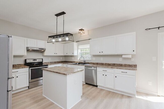 Building Photo - Stunning 4-Bed, 3.5-Bath Home in Sought-Af...