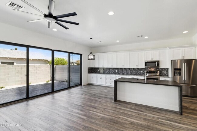 Building Photo - 902 W Hazelwood St