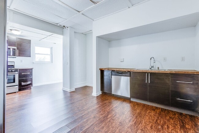 Building Photo - AVAILABLE July 2026 - Huge 5 Bedroom, 2 Bath Home in South Side Slopes w/ Garage Attached!