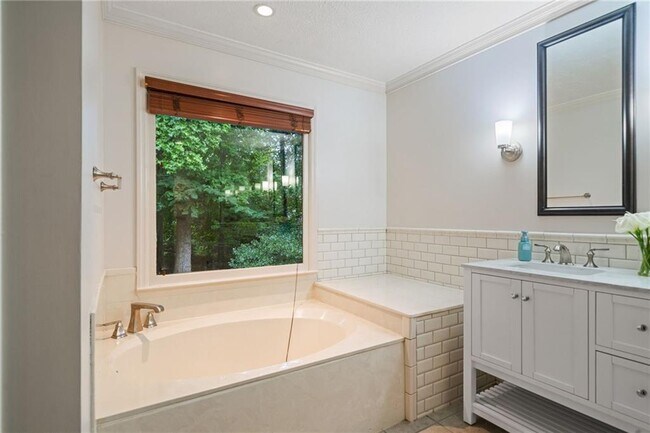 Building Photo - 10965 Pinehigh Dr