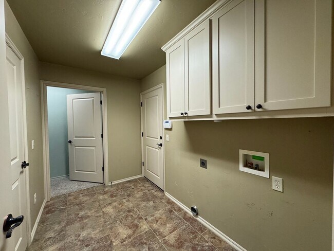 Building Photo - Spacious & Modern Home - 10 Minutes from Tinker AFB!