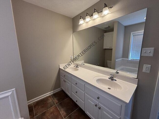 Building Photo - 2805 Southfork Dr