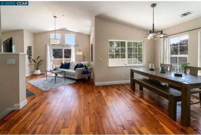 Building Photo - Two Bedroom/Two Bathroom Condo Available i...