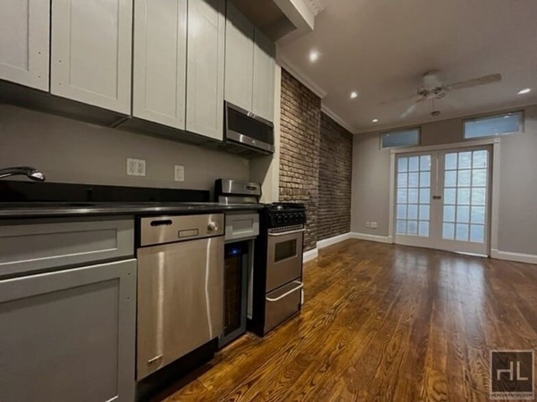 Building Photo - 2ND AVE.