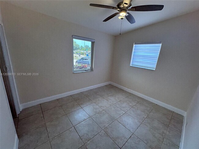 Building Photo - 4410 SW 39th St