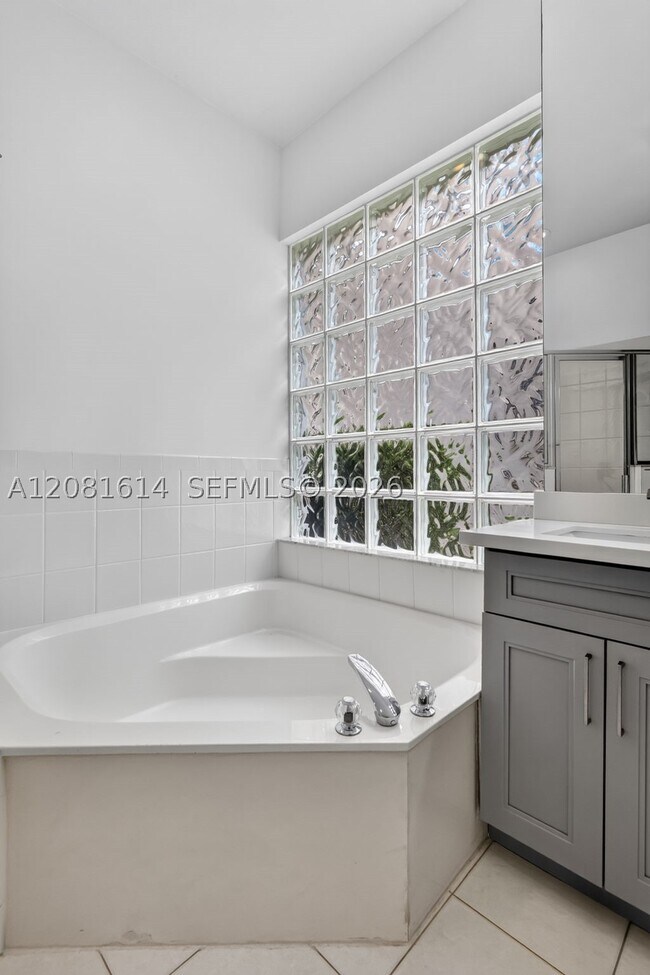 Building Photo - 5659 Via De La Plata Cir