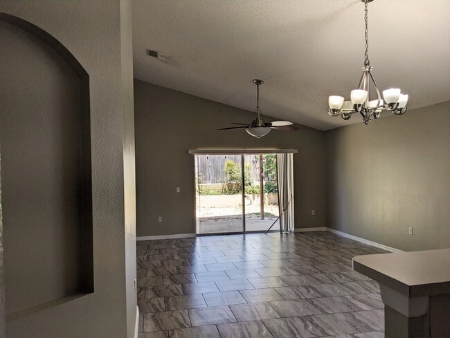 Building Photo - 246 Queen Mary Dr