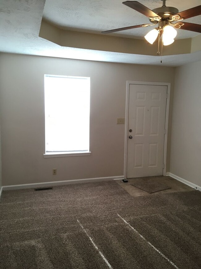 Building Photo - Super cute home close to Fort Campbell