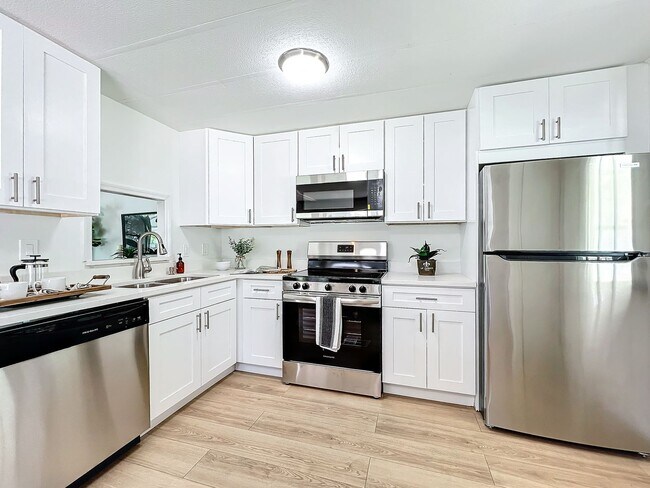 Building Photo - Gorgeous fully remodeled 2-Bedroom, 2 Bath...