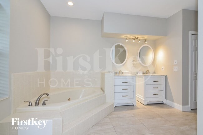 Building Photo - 2612 Crestfield Dr