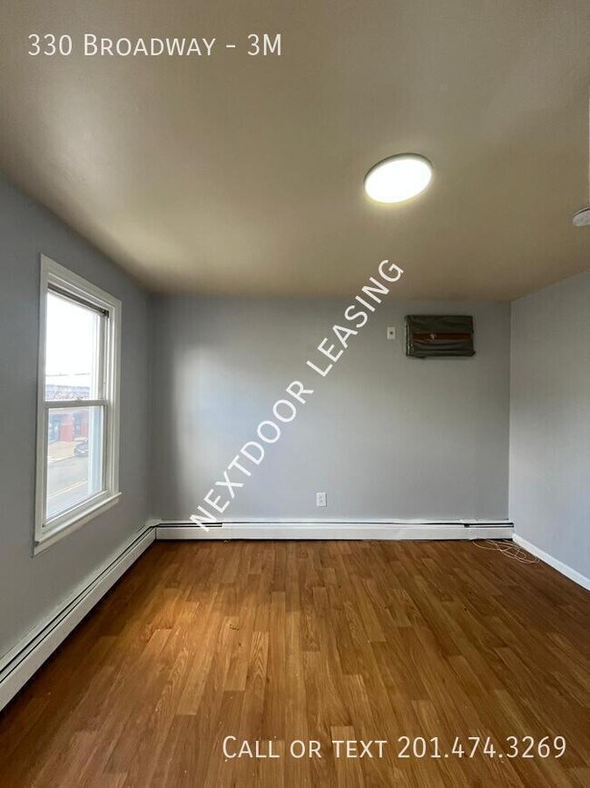 Building Photo - 330 Broadway-3M