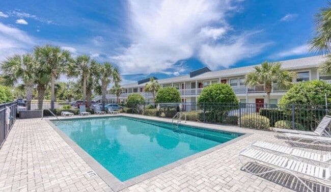 Building Photo - St. Andrews Apartment/Condo