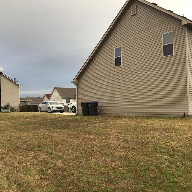 Building Photo - 2793 Huntcliffe Dr