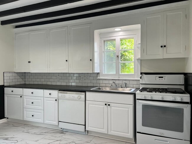Building Photo - Single Family Home - Available - Will not ...