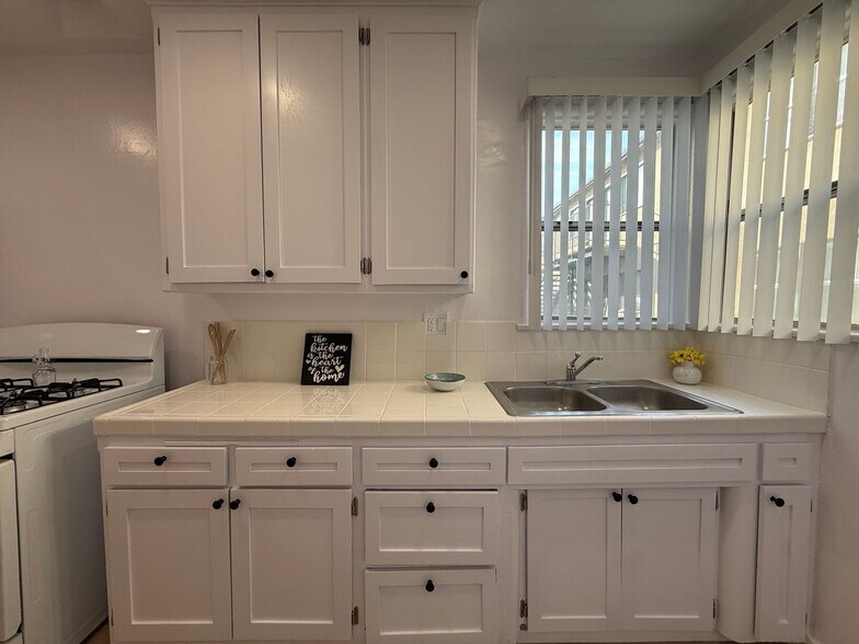 Building Photo - 7339 Woodman Ave