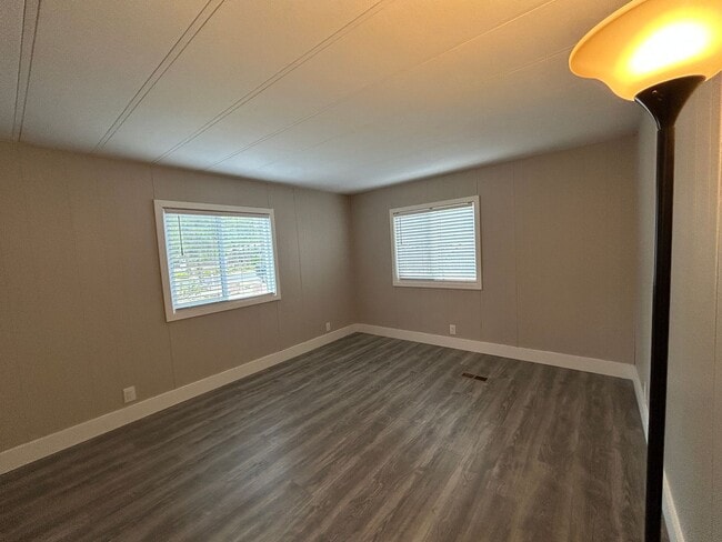 Building Photo - Newly Remodeled 2 Bedroom / 1 Bathroom Man...