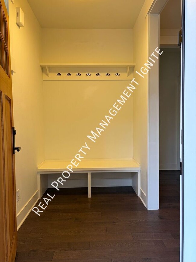 Building Photo - 1650 NW Lewis St