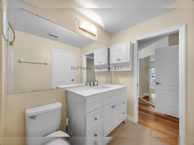 Building Photo - Condo on desirable Harbour Island