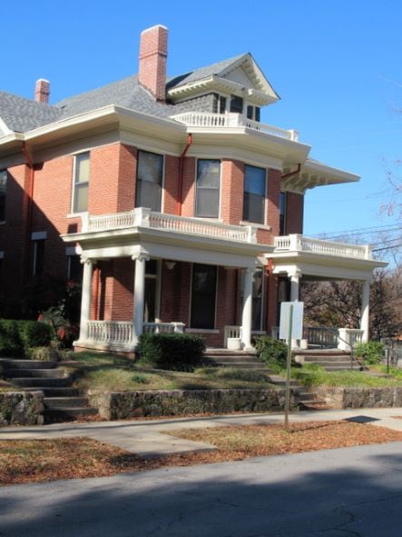 Building Photo - 1702 S Spring St