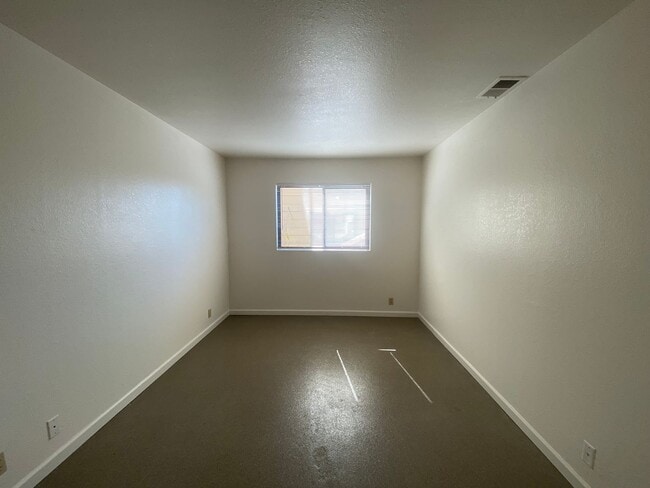 Building Photo - Garden Level Apartment - Completely Renovated!