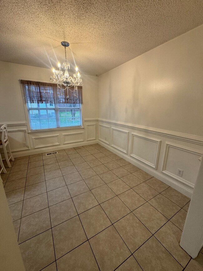 Building Photo - 136 Creek Commons Ave