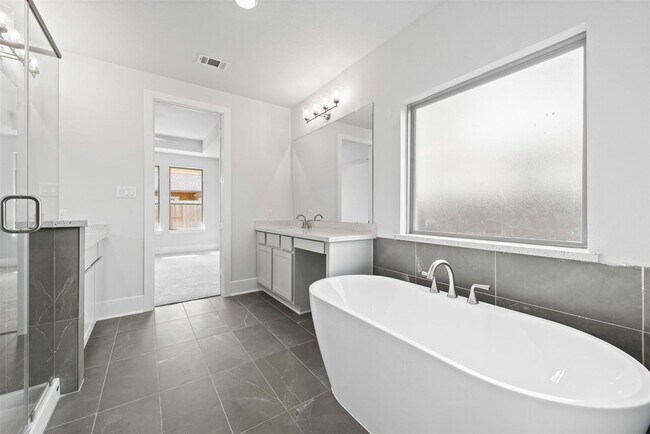 Building Photo - Two story. 4 bedrooms. 3.5 baths. Spacious...