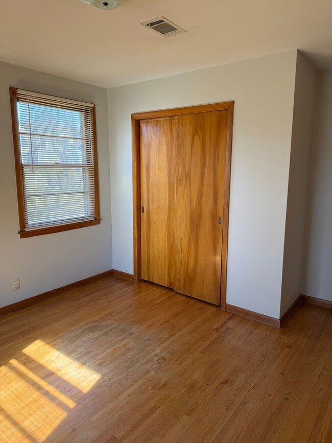 Building Photo - 4 bd 2 ba including a basement apartment in a great East Nashville location