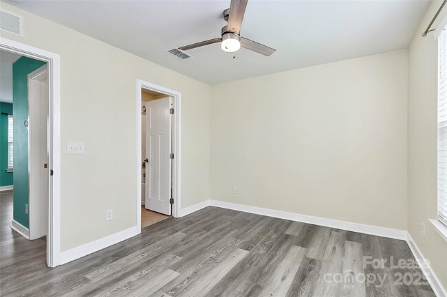 Building Photo - 228 Parkwood Ave
