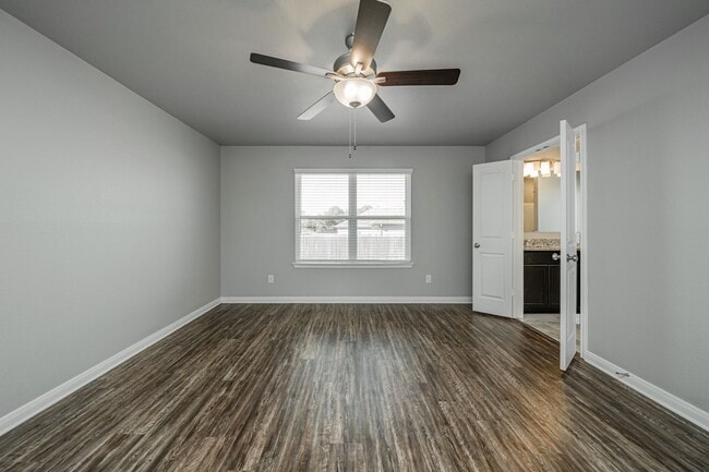 Building Photo - 525 Fallbrook Dr