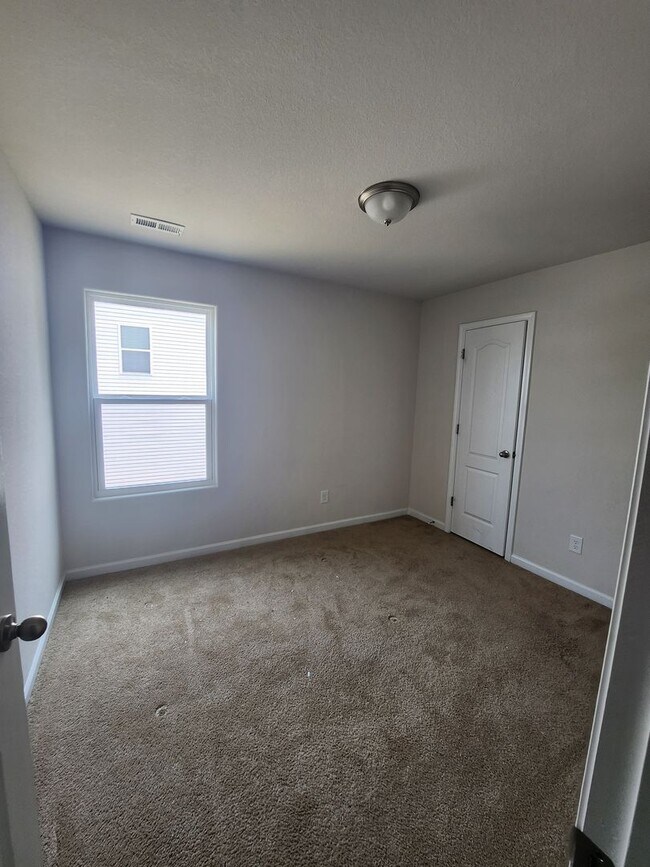 Building Photo - Beautiful End Unit in Paw Creek Village