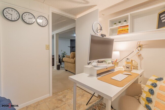 Building Photo - Short Term Furnished Rental -3 Bedroom Spl...