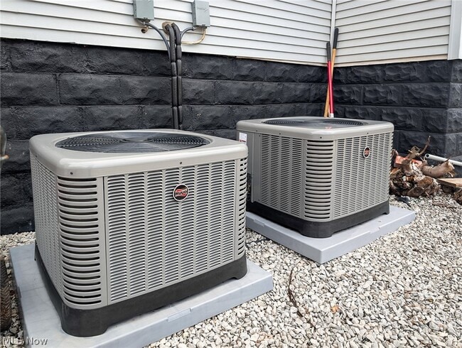 Building Photo - 1268 Pondview Ave