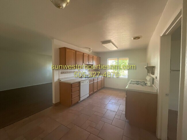 Building Photo - 3011 E Edgecliff Dr