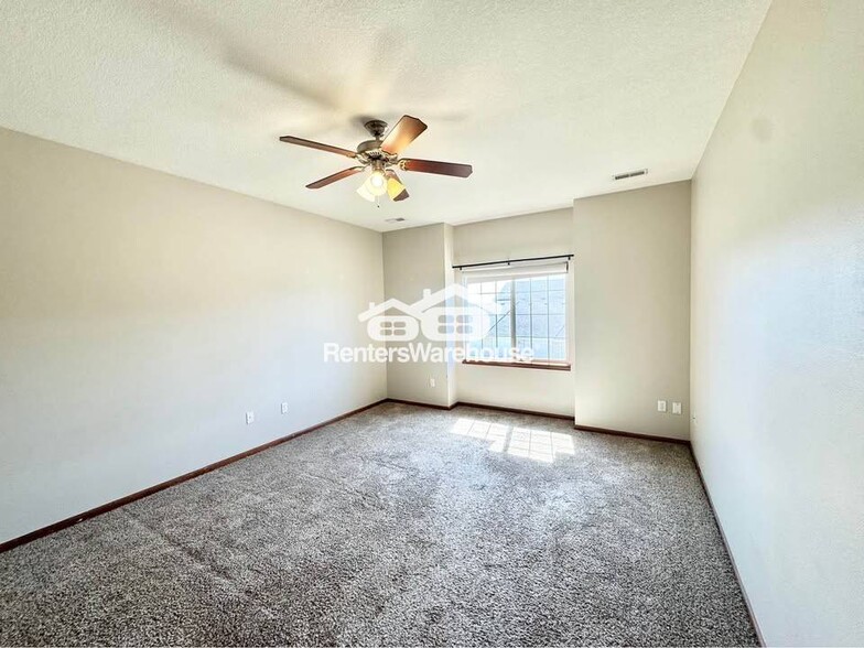 Building Photo - 1624 NW Prairie Lakes Dr